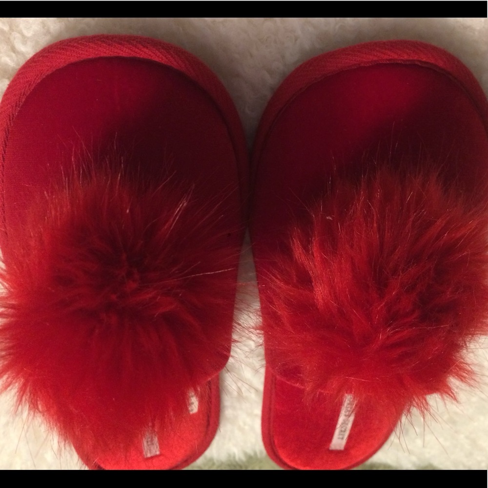 NWT Victoria’s Secret RED Pom Pom slippers size M (7/8)